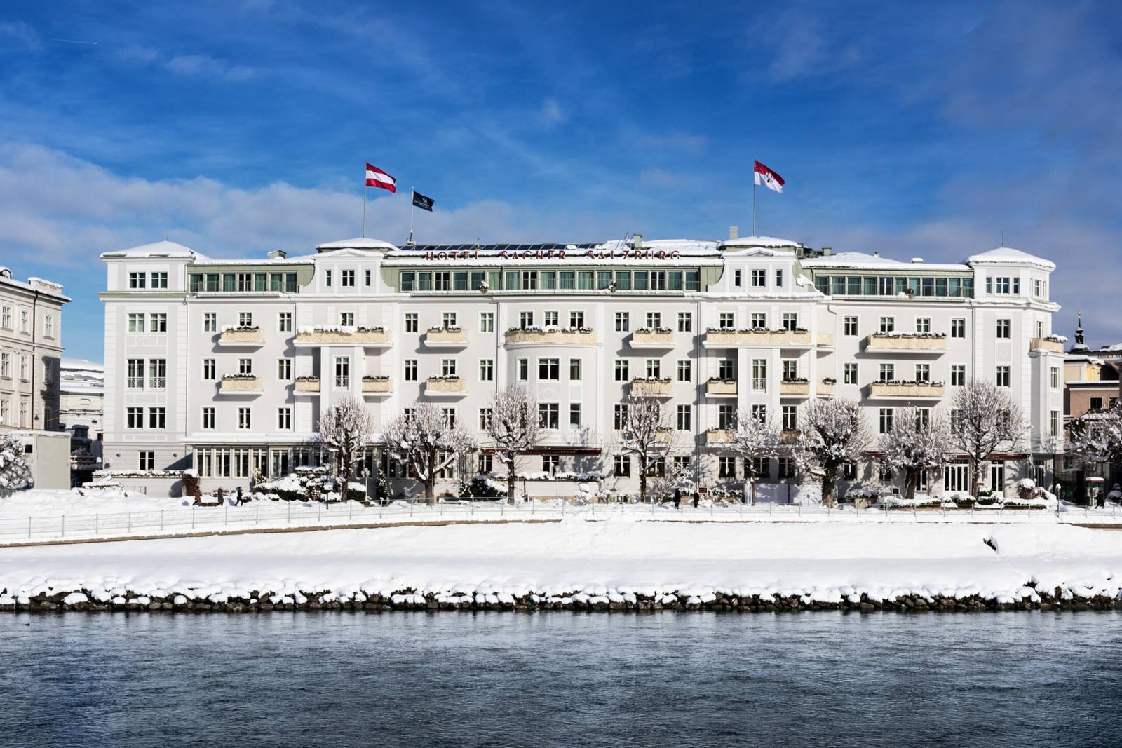 Hotel Sacher Salzburg 冬季河岸建築立面