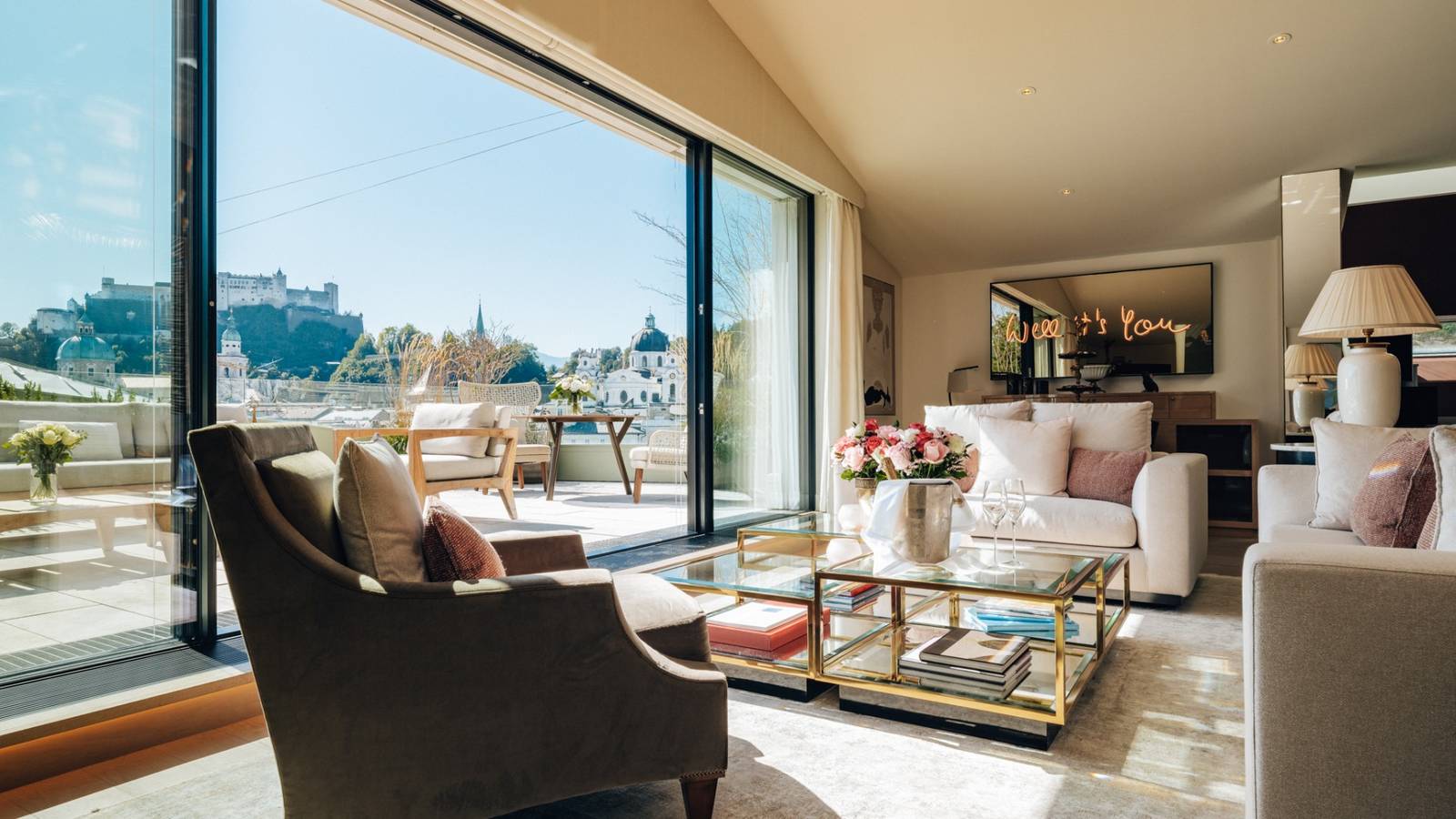 Sacher Sky Suite 起居室與窗外的要塞景觀