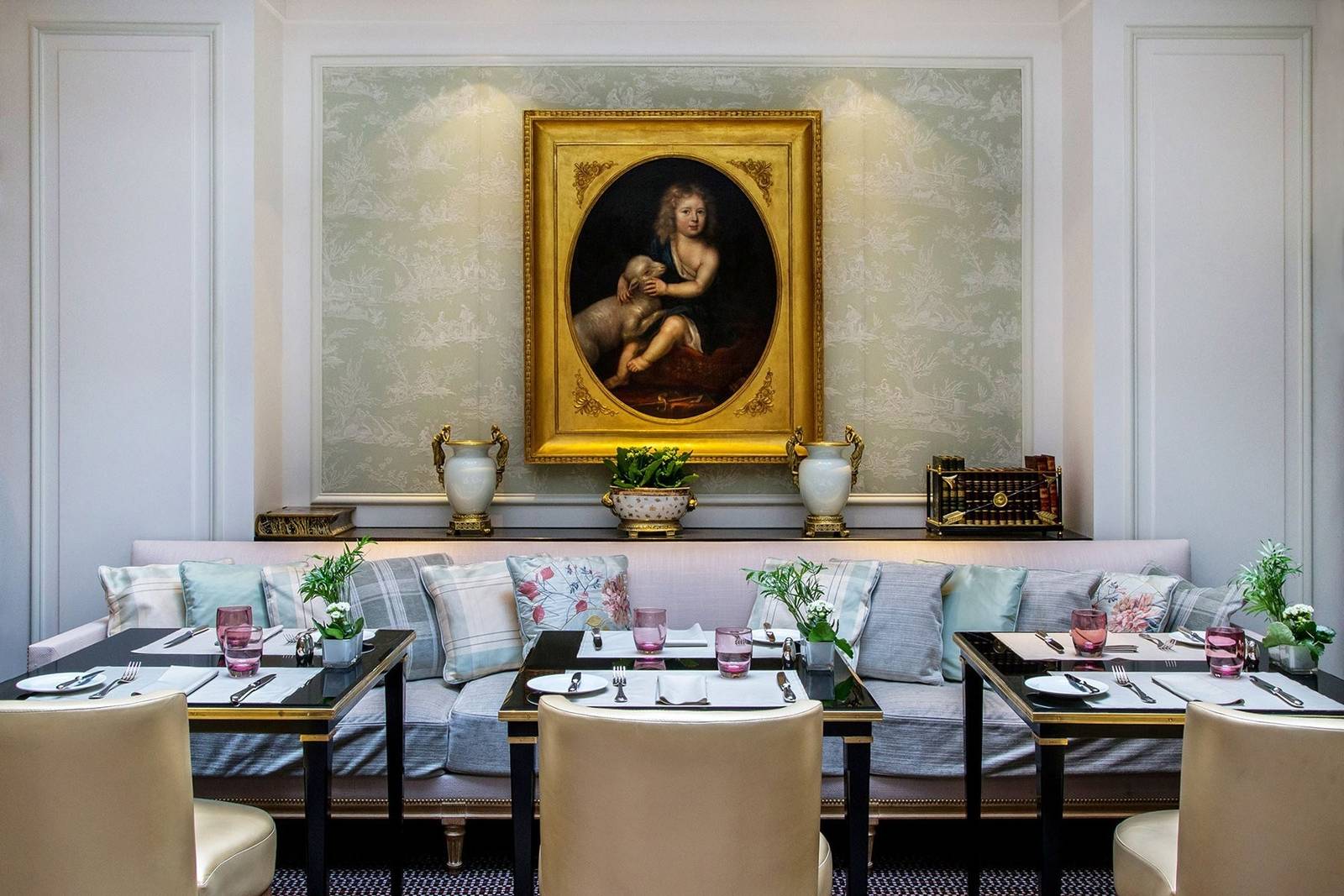 Hôtel San Régis Les Confidences 油畫下的用餐區