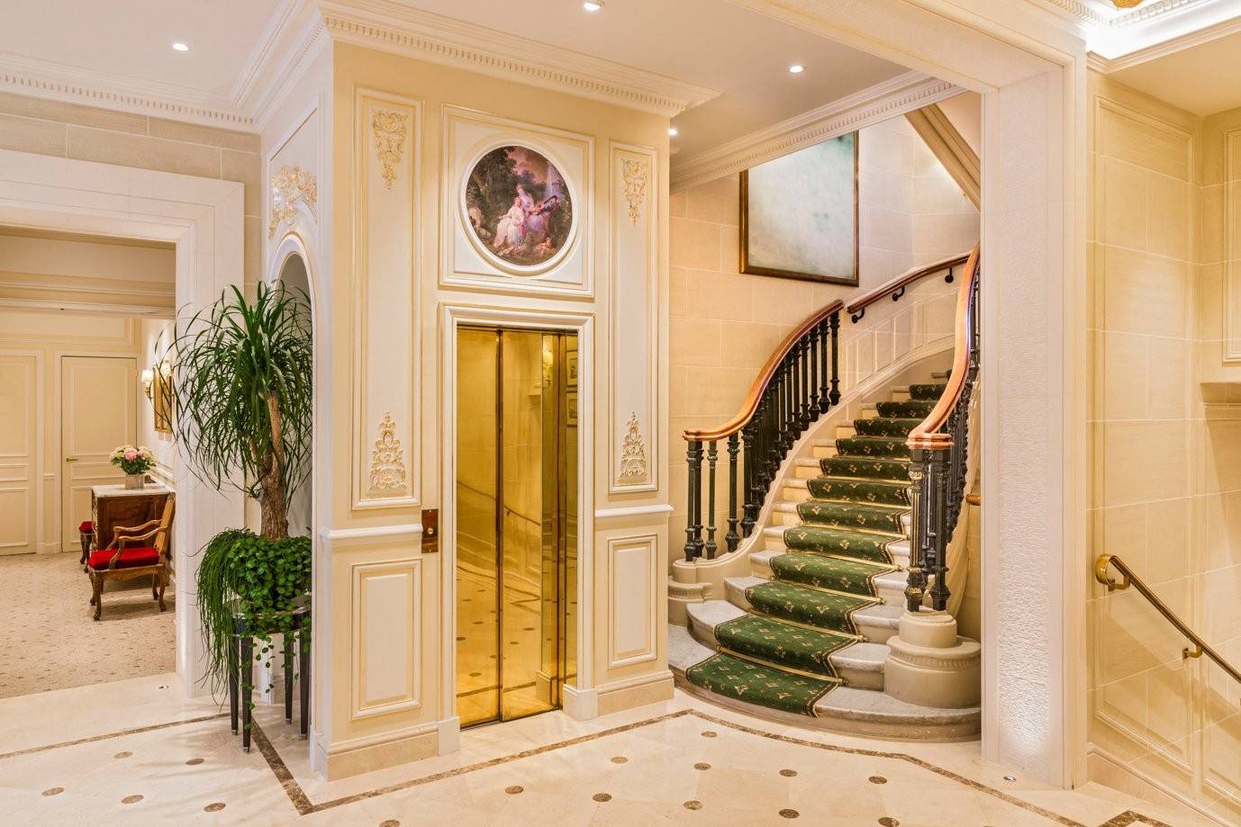 Hôtel San Régis 迴旋樓梯與古典廳堂