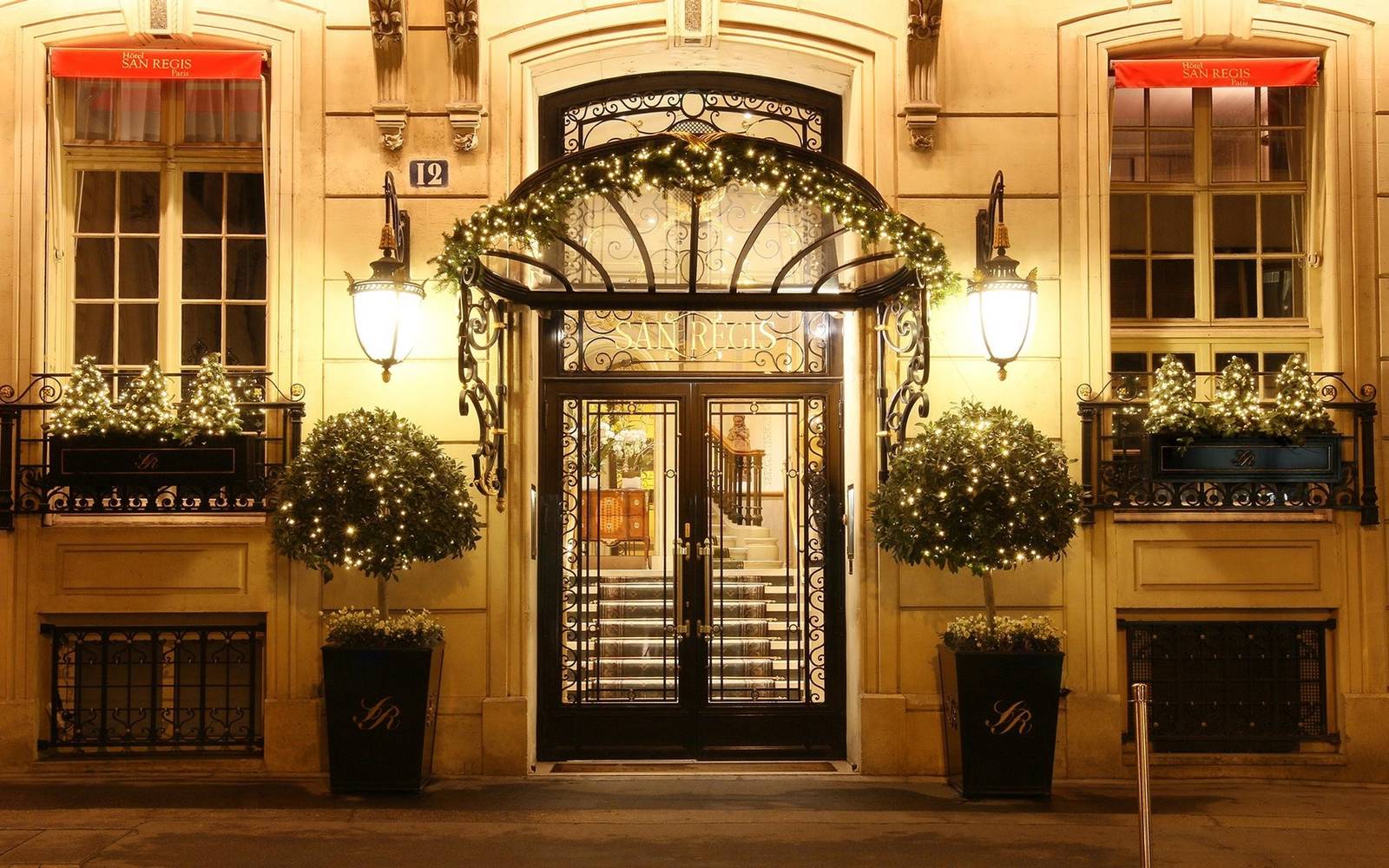 巴黎 Hôtel San Régis 夜晚的鑄鐵雨棚大門與建築立面