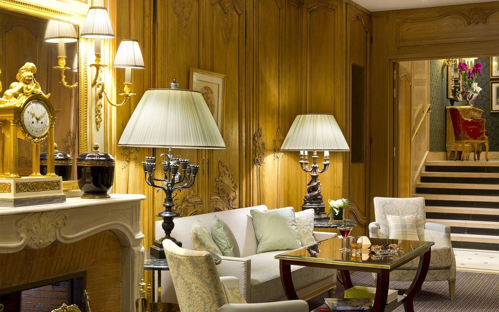 Hôtel San Régis 木雕護牆板與古董家具的交誼廳