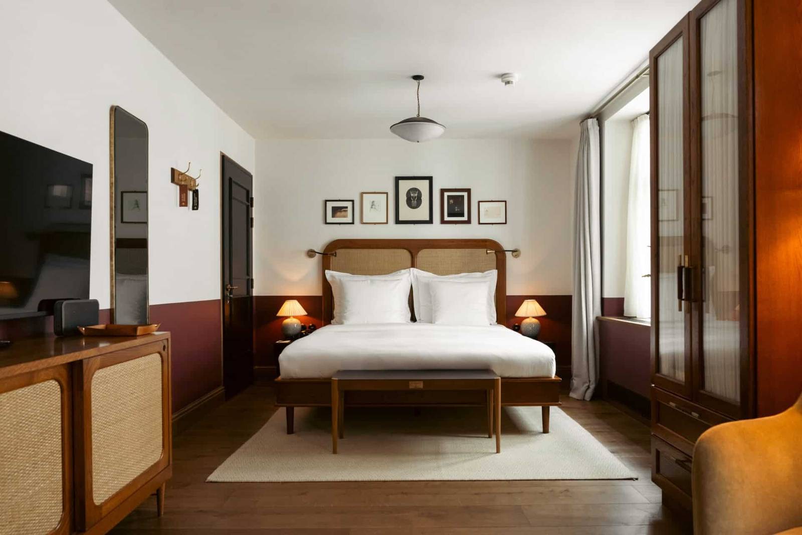 Hotel Sanders 藤編床頭的客房