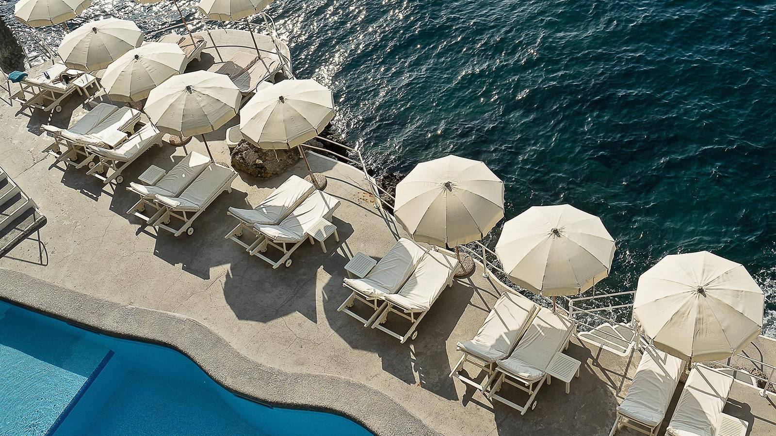 阿瑪菲聖卡特琳娜酒店 Beach Club 海邊躺椅與陽傘