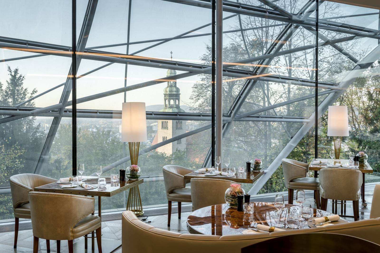The Glass Garden 靠窗餐桌與玻璃鋼構穹頂