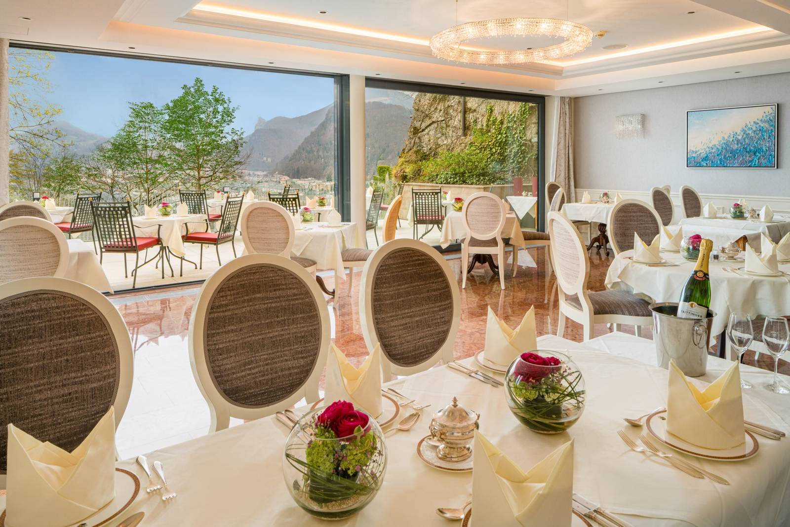 Schloss Mönchstein Restaurant 早餐廳與落地窗