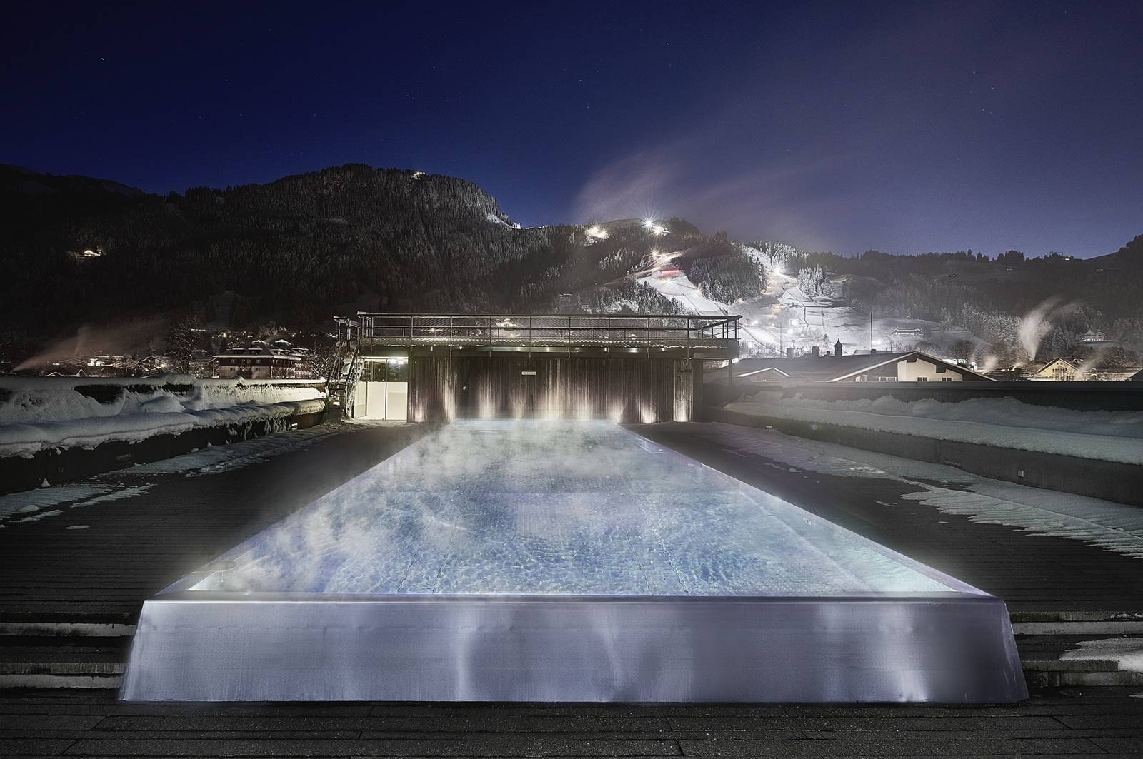 Schwarzer Adler 屋頂泳池夜景與遠方夜間雪道