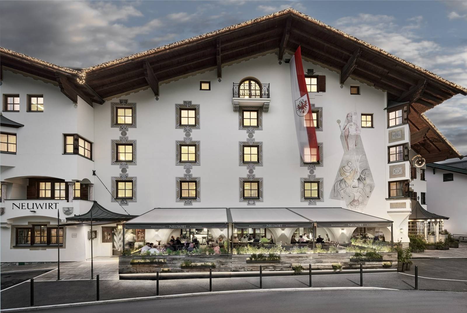 基茨比厄爾 Schwarzer Adler 酒店提洛爾風格白色立面與 Neuwirt 露台