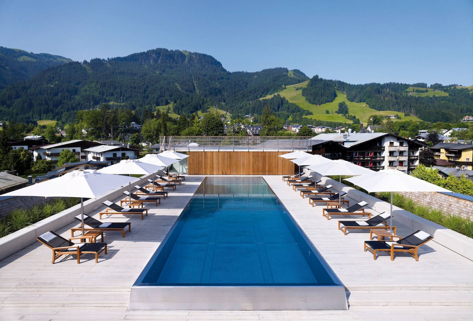Schwarzer Adler 屋頂泳池夏季望向 Hahnenkamm 山