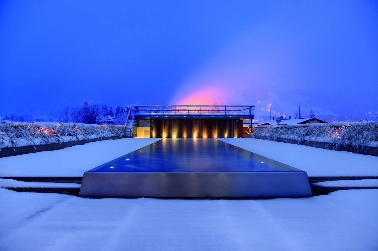 Schwarzer Adler 冬季雪景中的屋頂泳池
