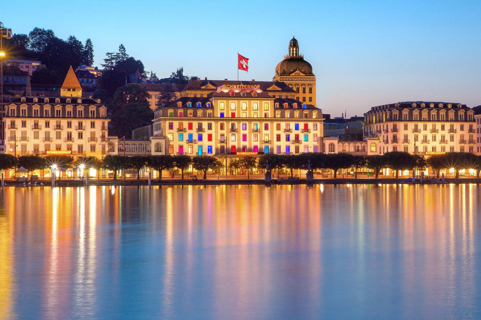 琉森湖畔 Schweizerhof 酒店與老城夜景