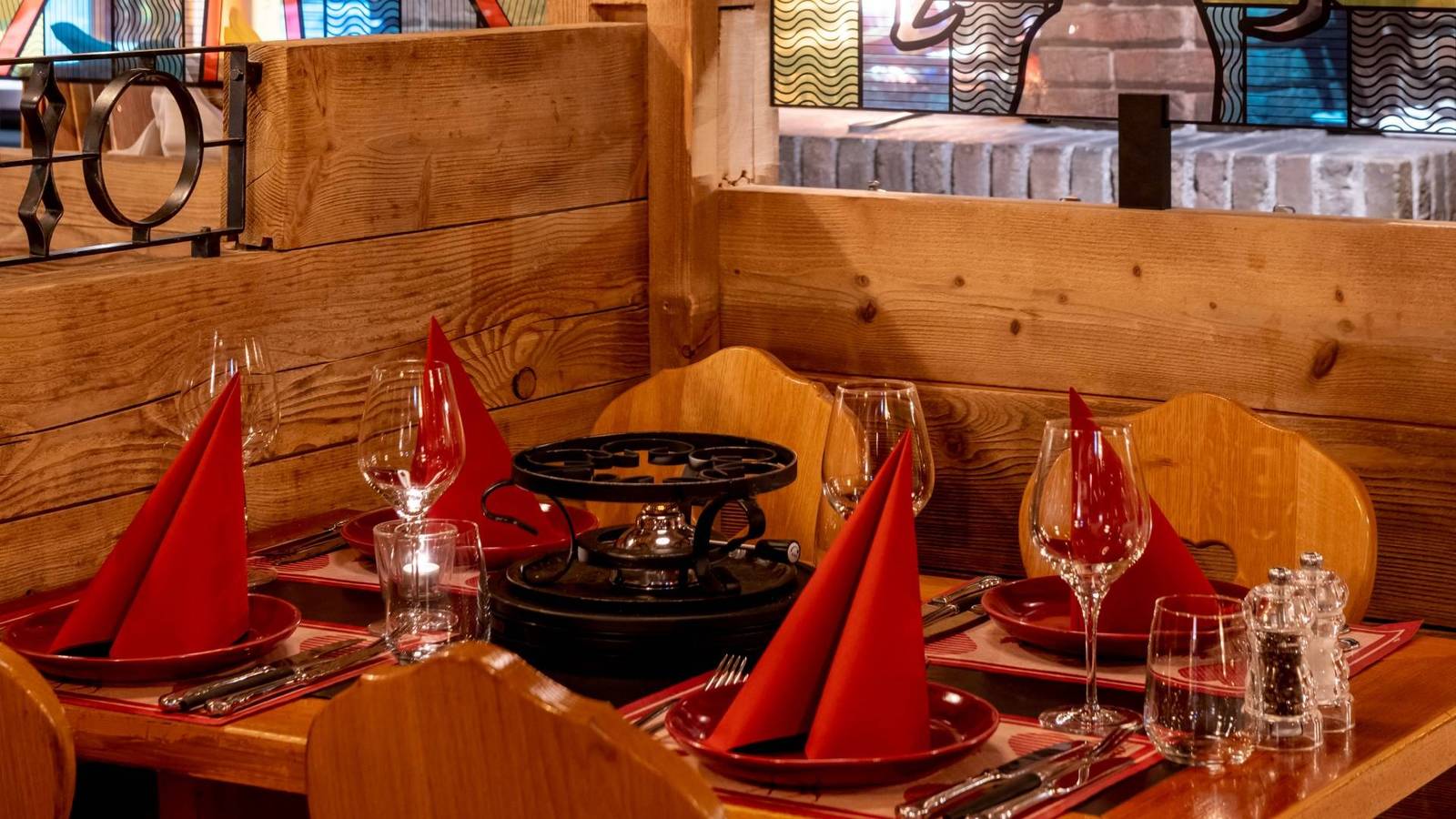 策馬特 Schweizerhof Zermatt Cheese Factory 起司鍋餐桌
