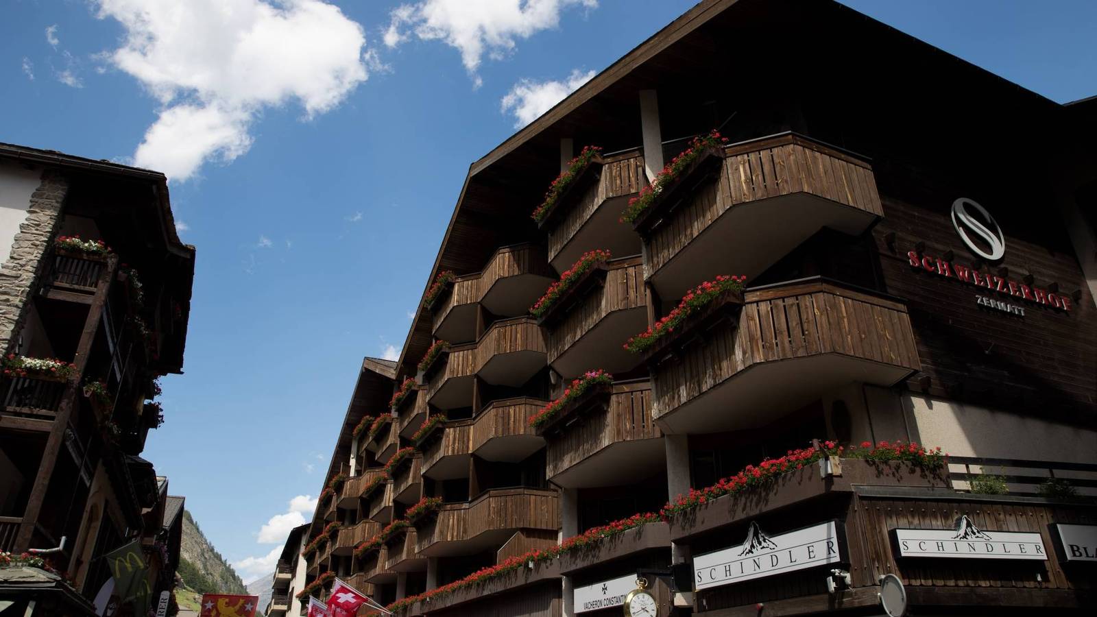 策馬特 Schweizerhof Zermatt 車站大街上的木造陽台外觀