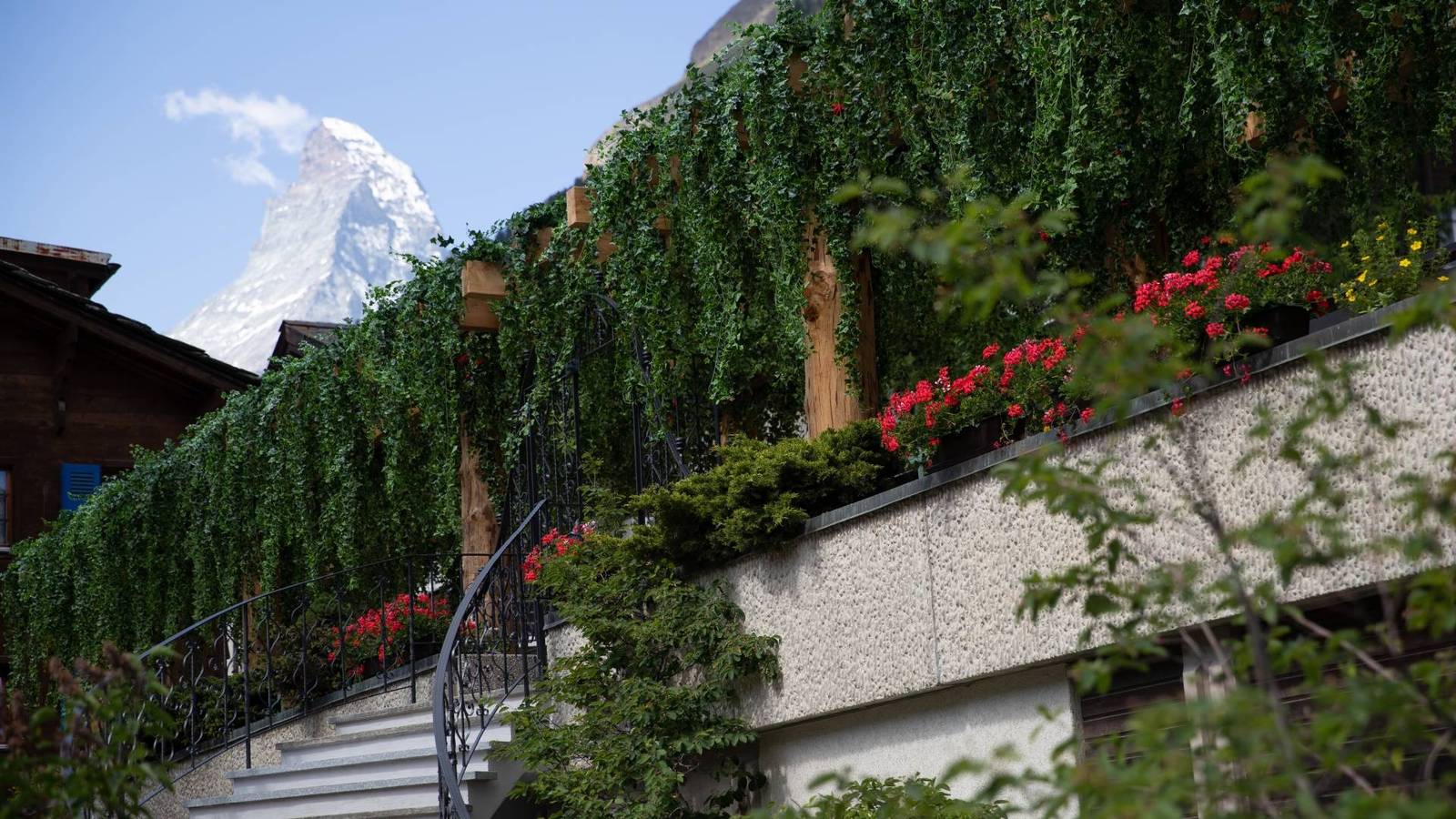 策馬特 Schweizerhof Zermatt 花園階梯與遠方馬特洪峰