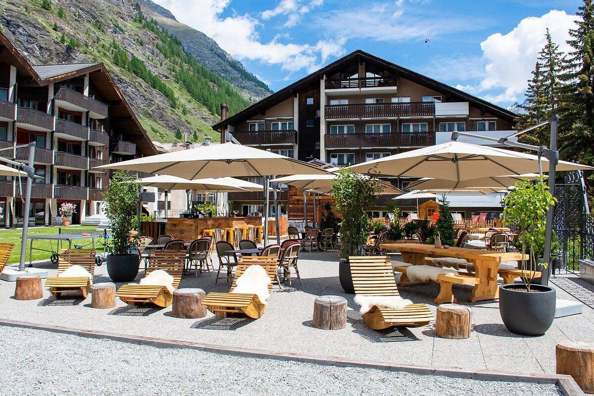 策馬特 Schweizerhof Zermatt 夏季露台陽傘座位