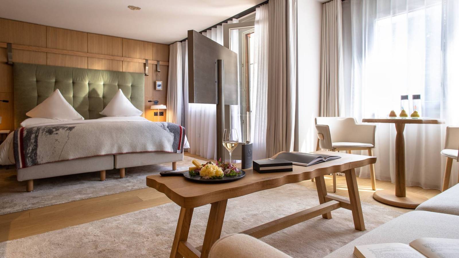 策馬特 Schweizerhof Zermatt Junior Suite 臥室與起居區