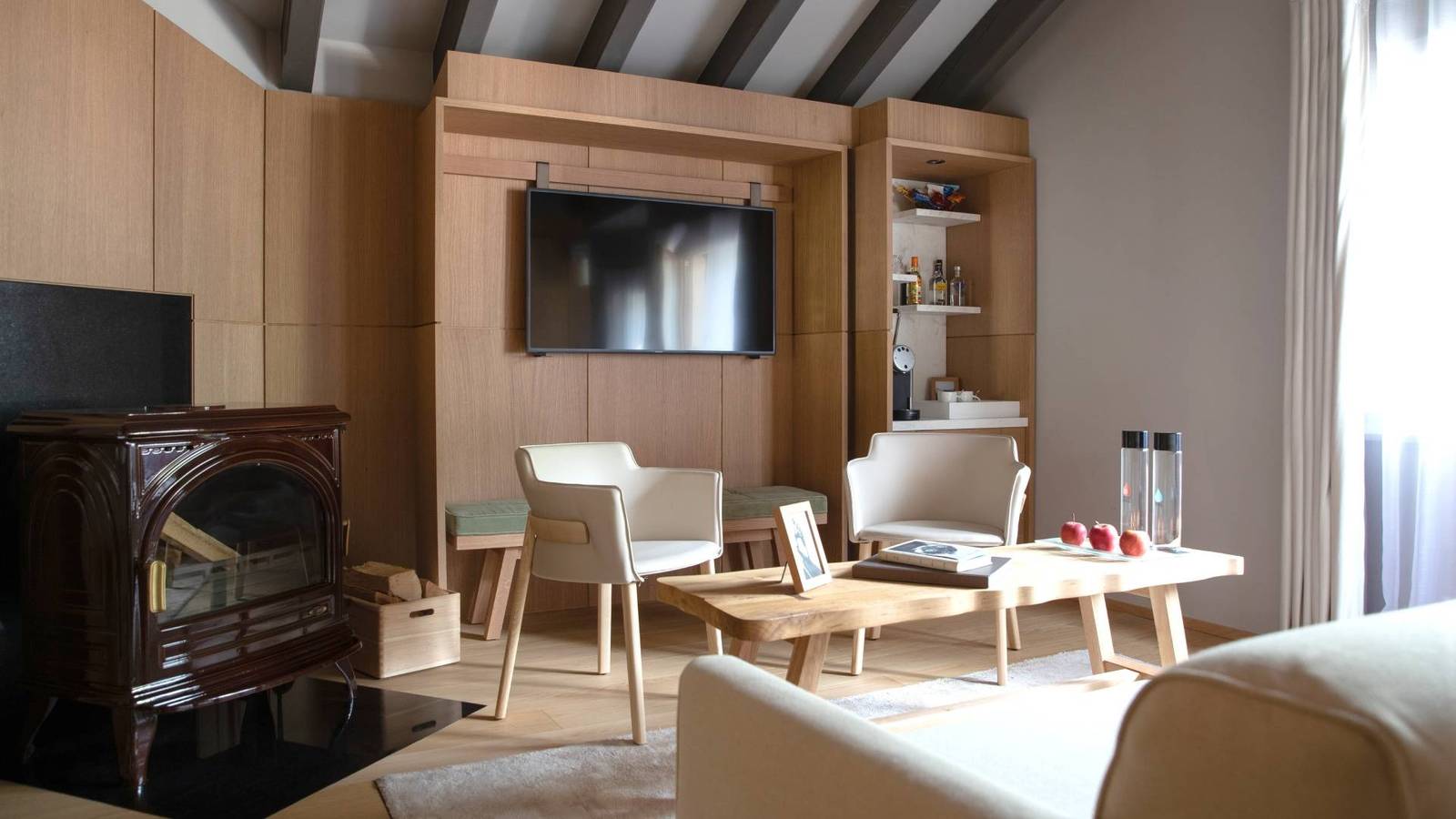 策馬特 Schweizerhof Zermatt Attic Suite 壁爐起居室