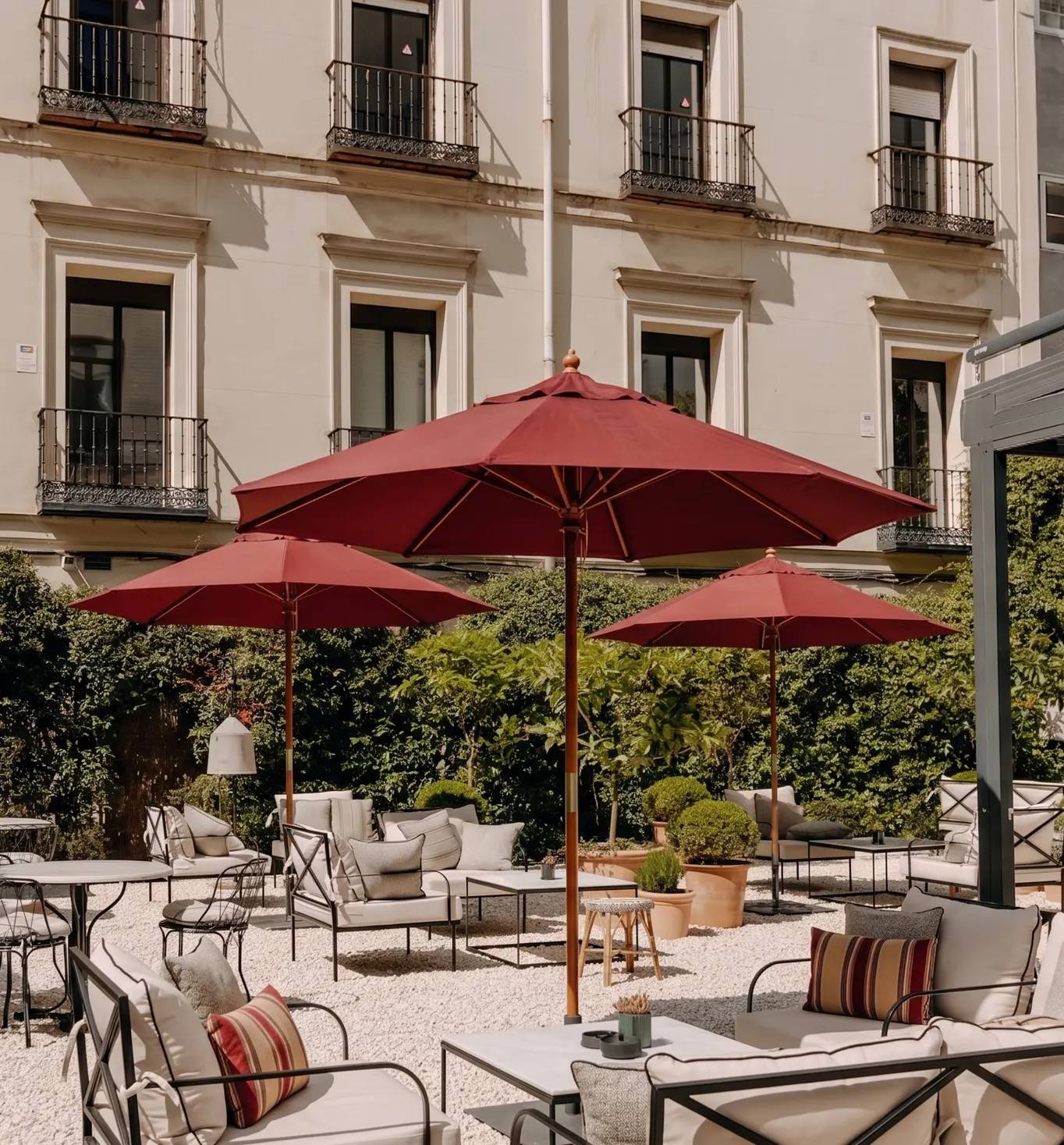 Hotel Único Madrid El Jardín 花園餐區的紅色陽傘