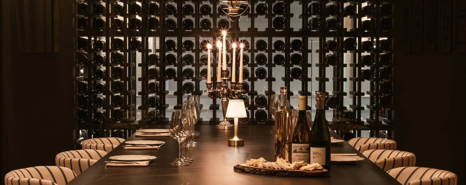 Hotel Único Madrid Private Atelier 酒牆包廂長桌