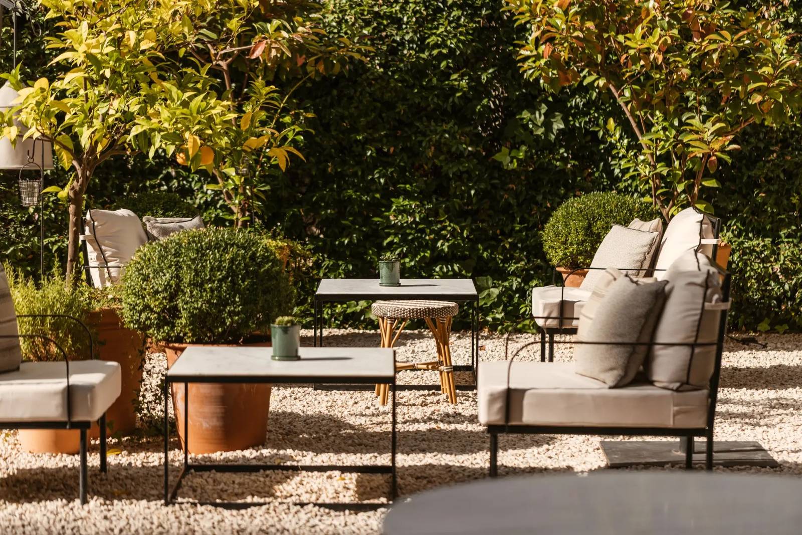 Hotel Único Madrid 私人花園裡的戶外沙發座位