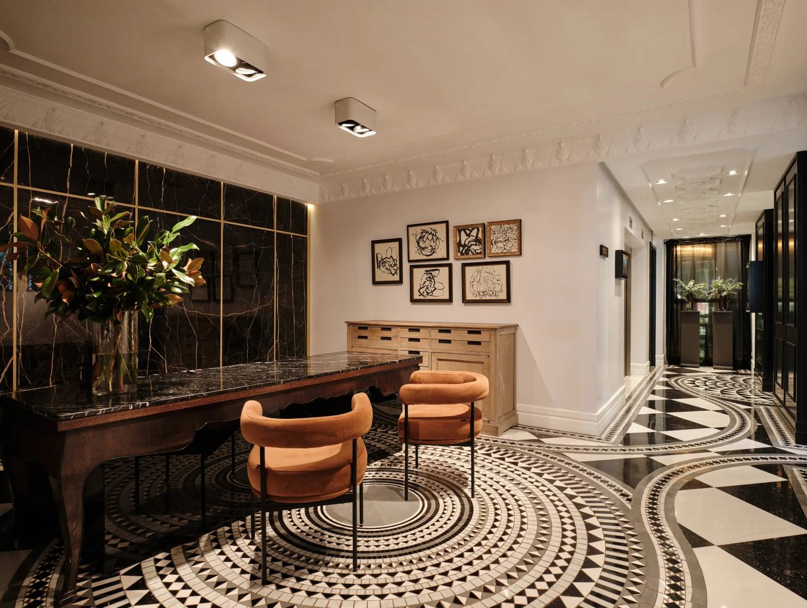 Hotel Único Madrid 黑白馬賽克地磚的接待大廳