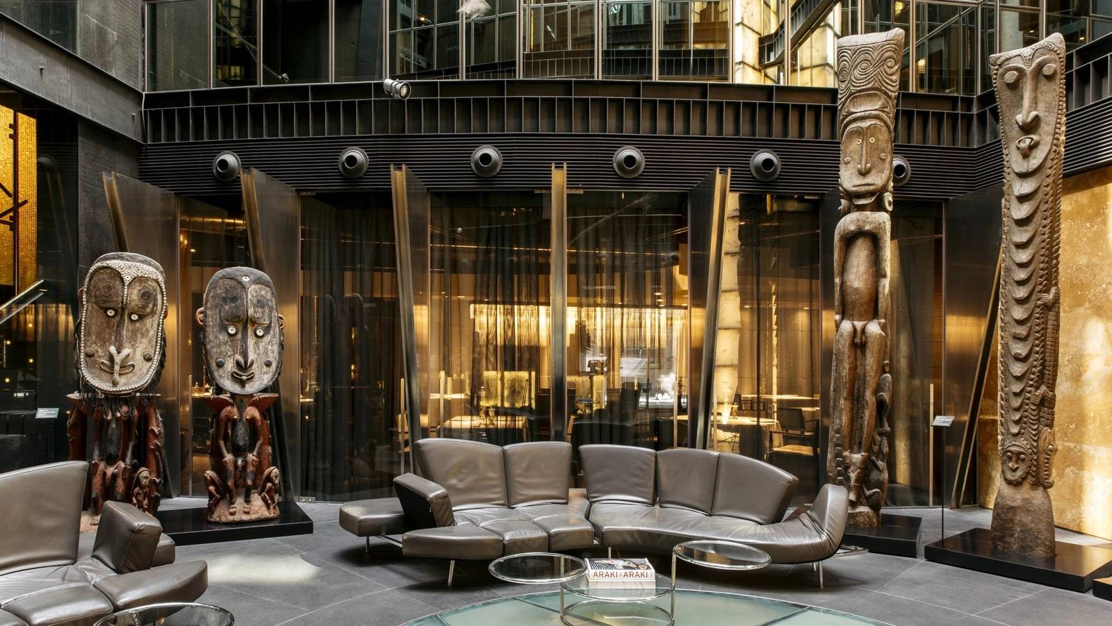 馬德里 Hotel Urban 中庭大廳與巴布亞新幾內亞木雕