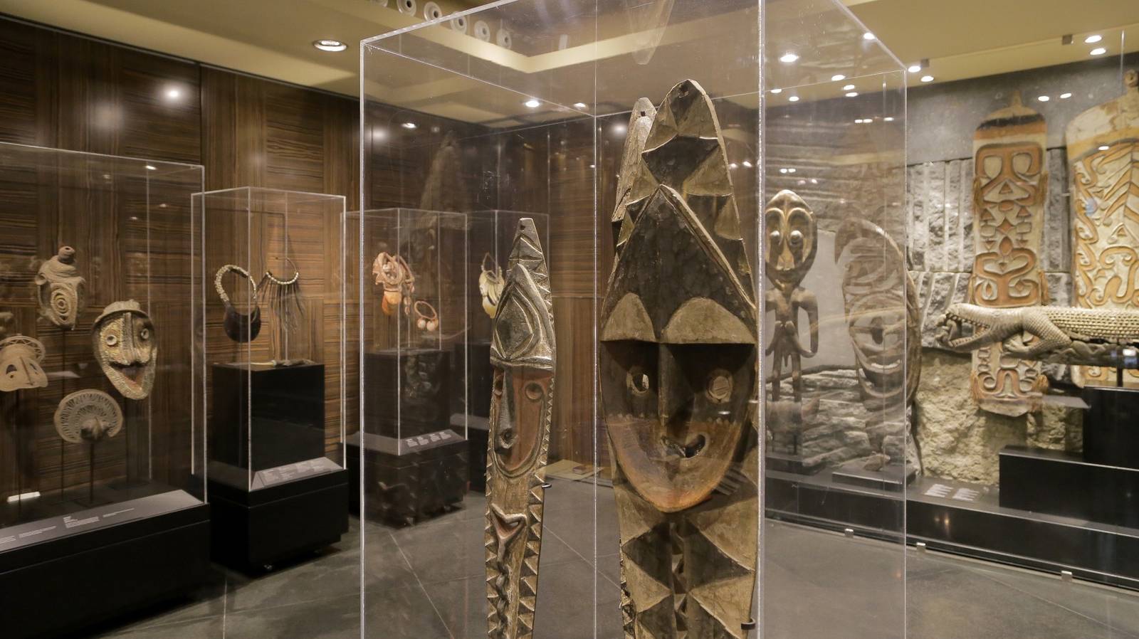 馬德里 Hotel Urban 館內部落藝術博物館展櫃