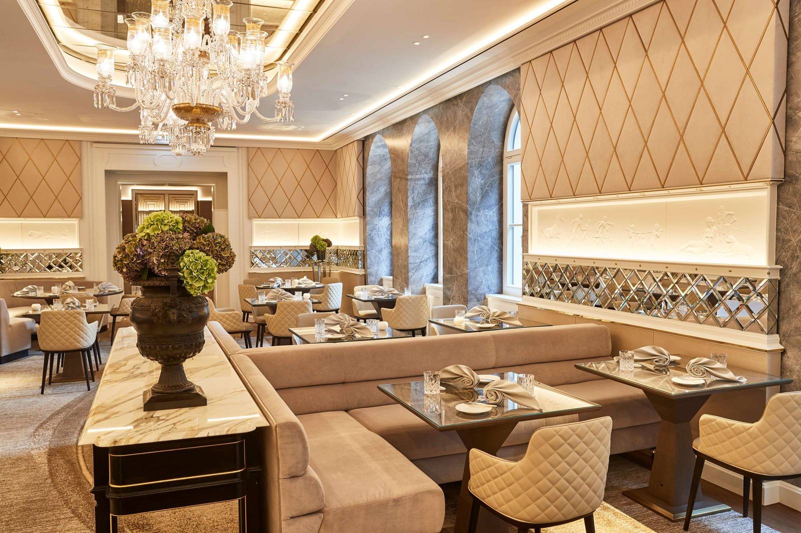 Vier Jahreszeiten Kempinski Schwarzreiter Restaurant 用餐室