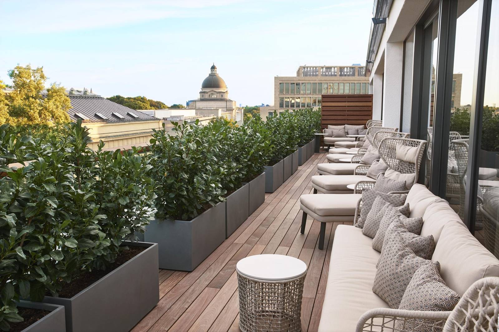 Vier Jahreszeiten Kempinski Spa 頂樓露台躺椅區