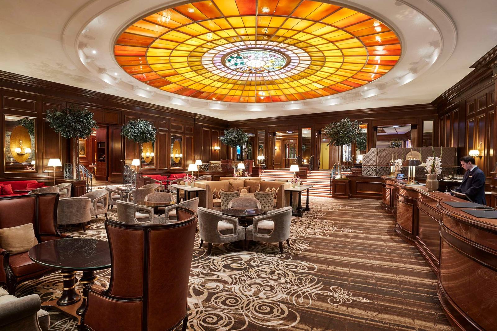 Vier Jahreszeiten Kempinski 彩繪玻璃穹頂下的大廳