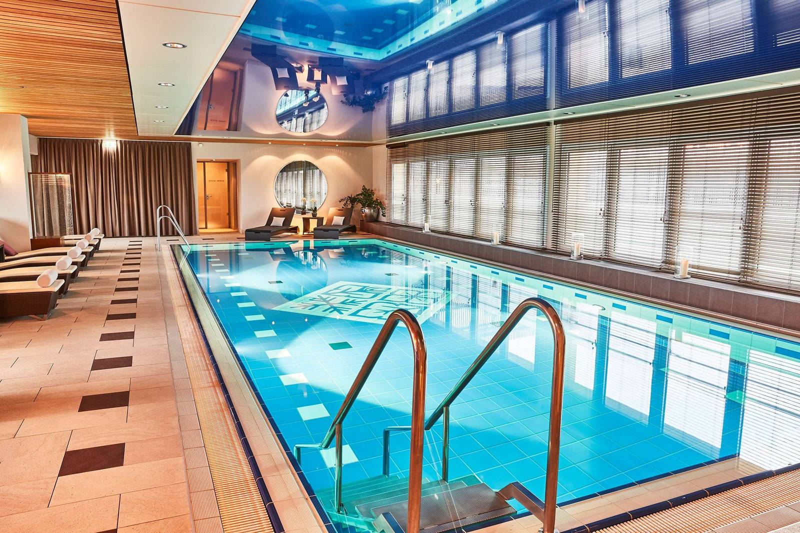 Vier Jahreszeiten Kempinski 頂樓 Spa 室內泳池