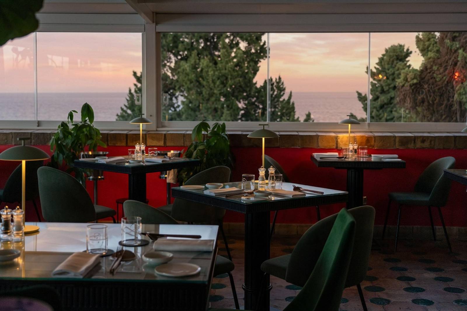 陶爾米納 Hotel Villa Carlotta Euphoria 餐廳窗邊餐桌