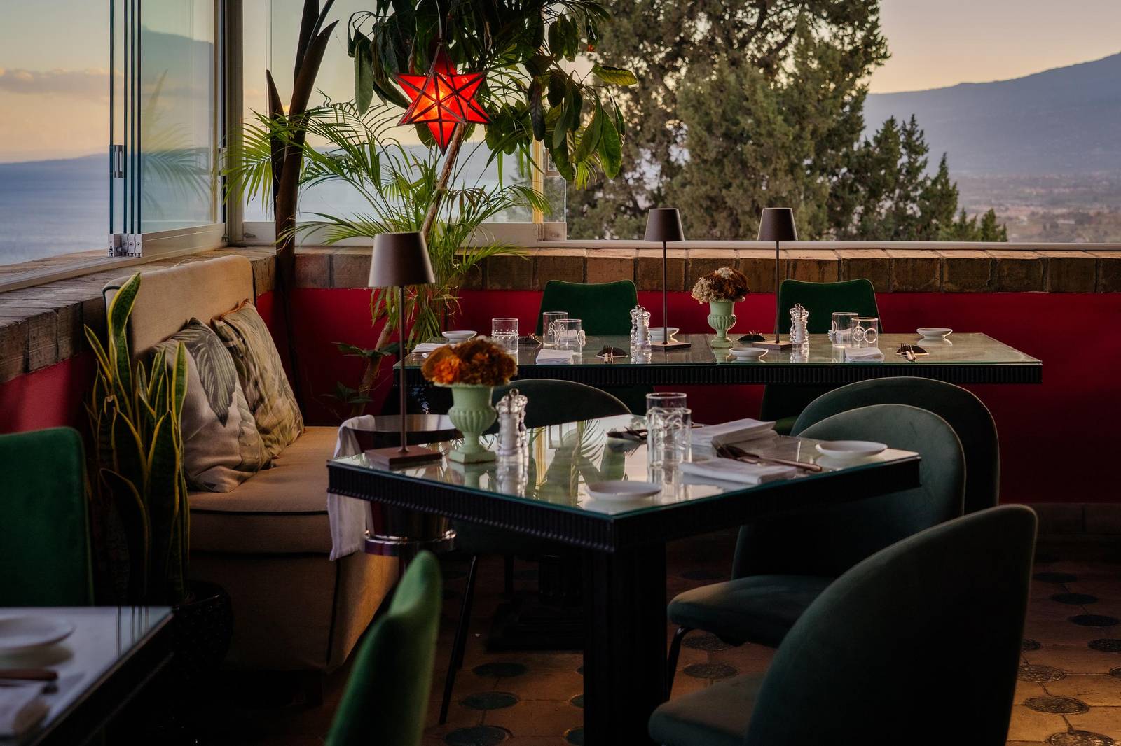 陶爾米納 Hotel Villa Carlotta Euphoria 餐廳綠意環繞的用餐區