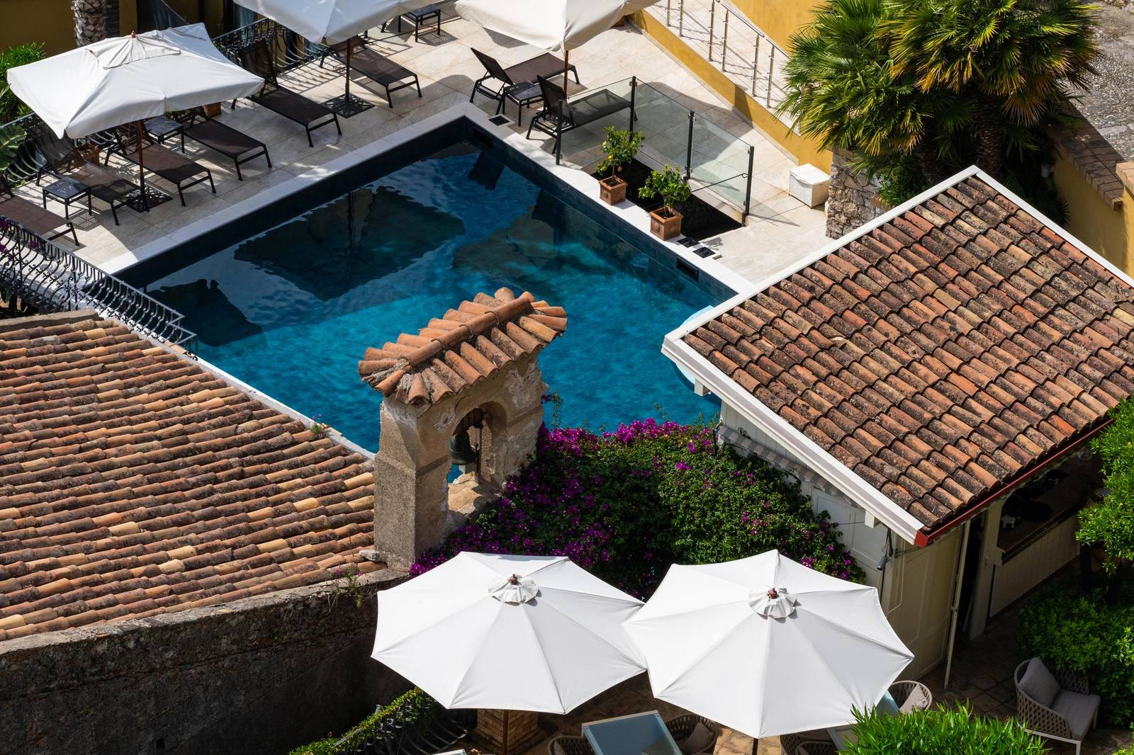 陶爾米納 Hotel Villa Carlotta 俯瞰泳池與躺椅區