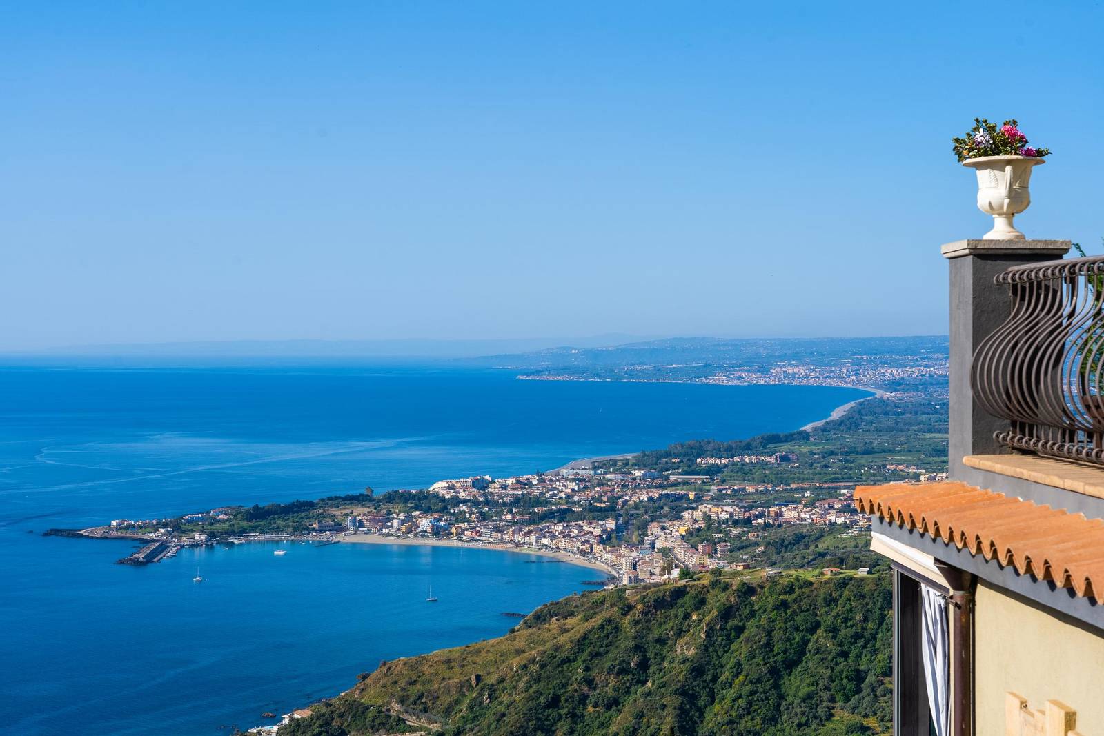 從陶爾米納俯瞰 Giardini Naxos 海灣