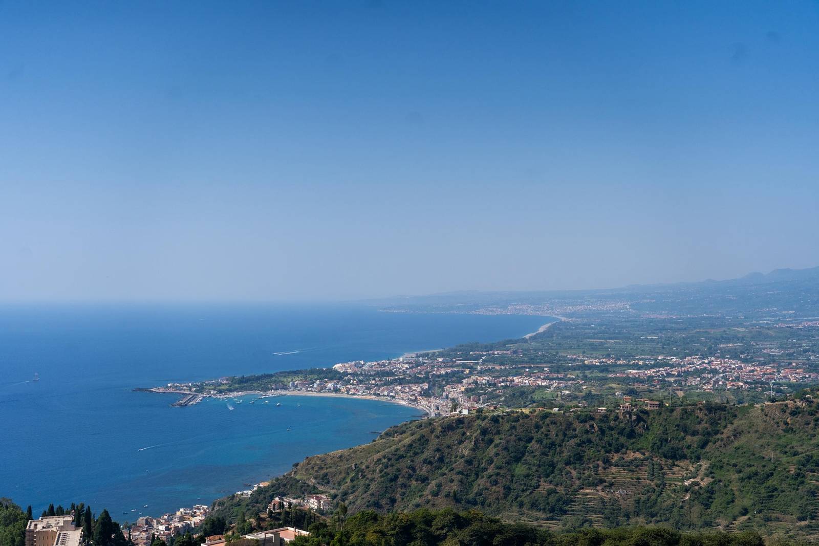 陶爾米納山坡下的 Giardini Naxos 海灣