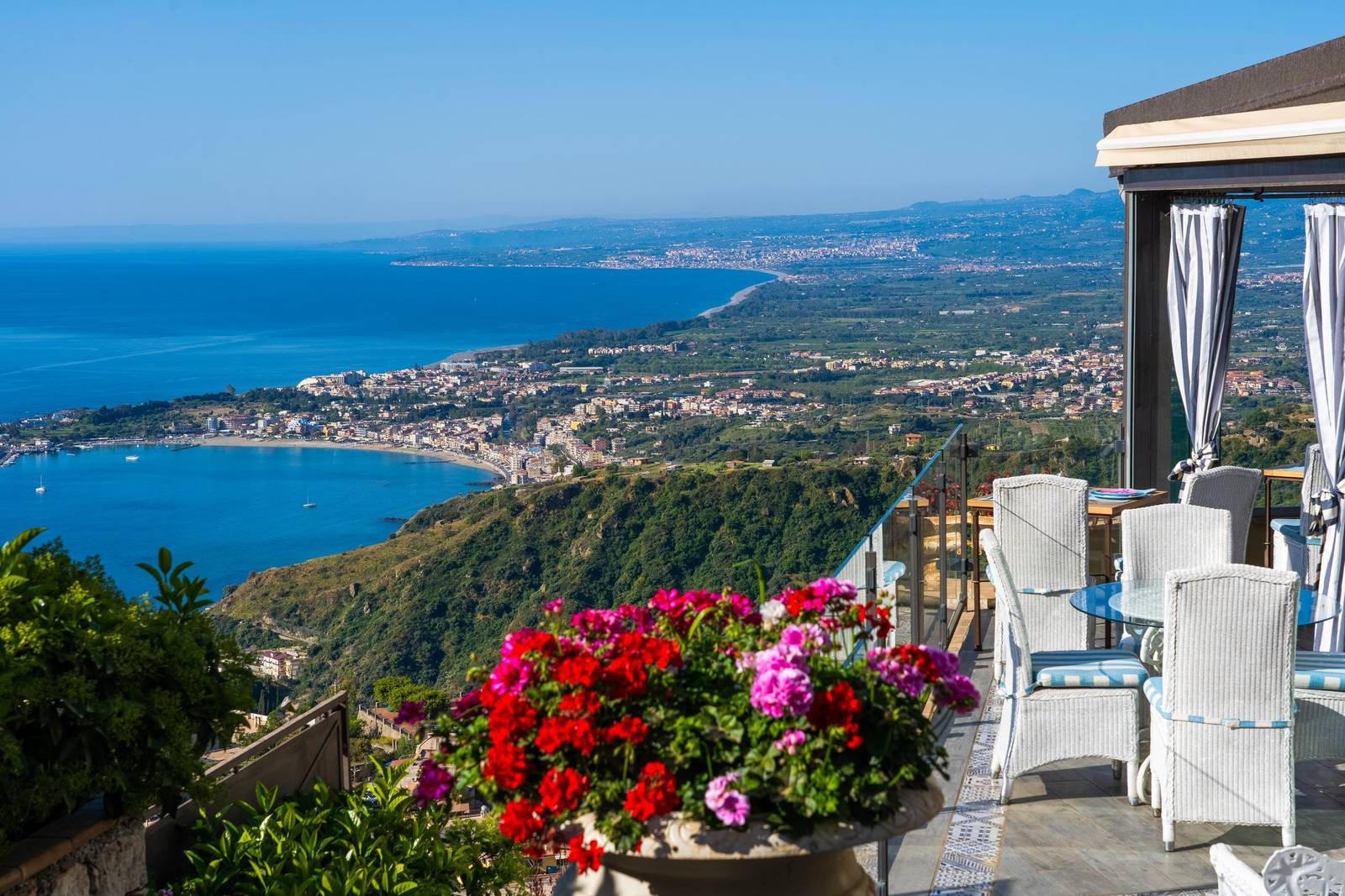 Villa Ducale 花卉露台俯瞰 Giardini Naxos 海灣