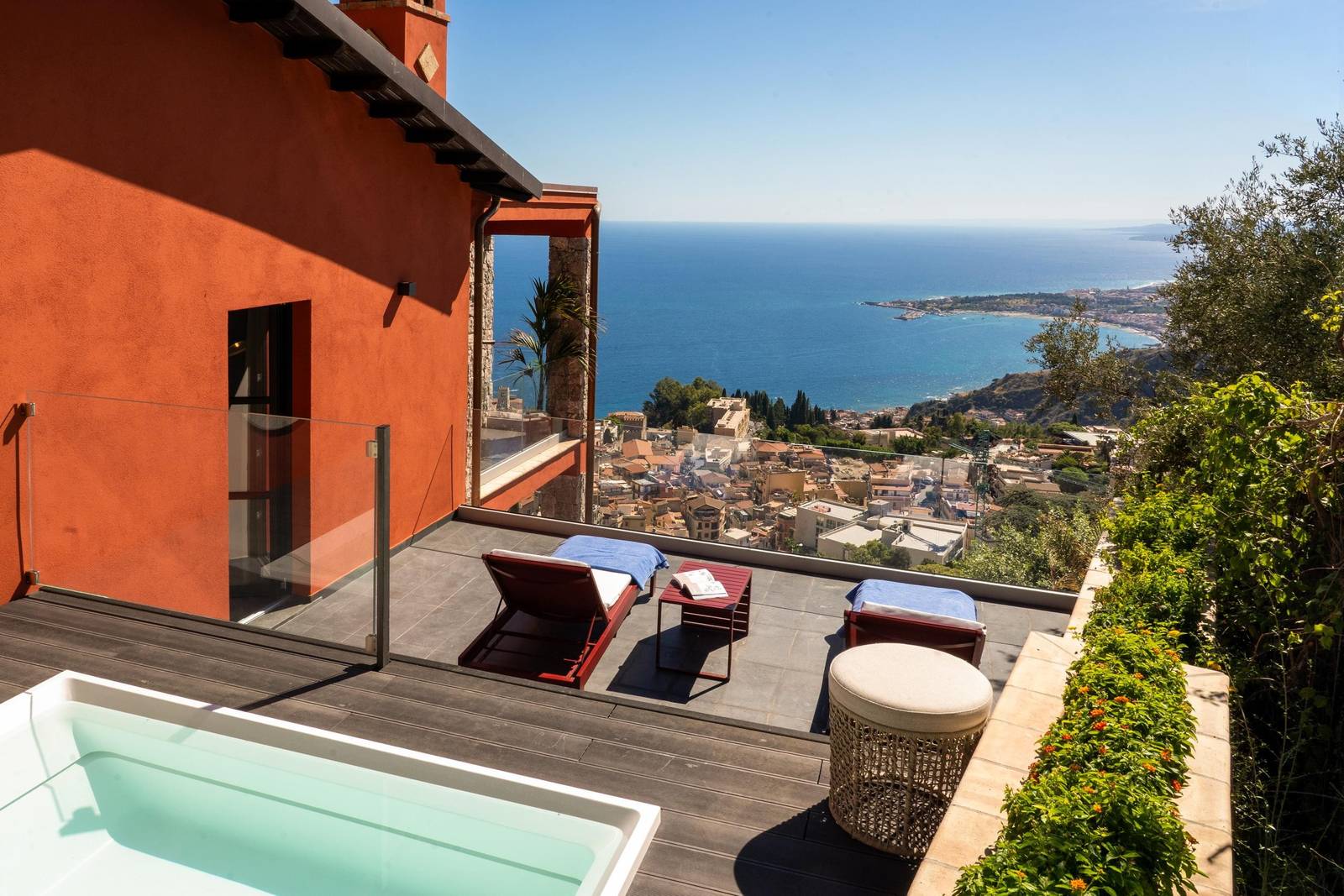 Villa Ducale Prestige 客房露台的私人迷你泳池