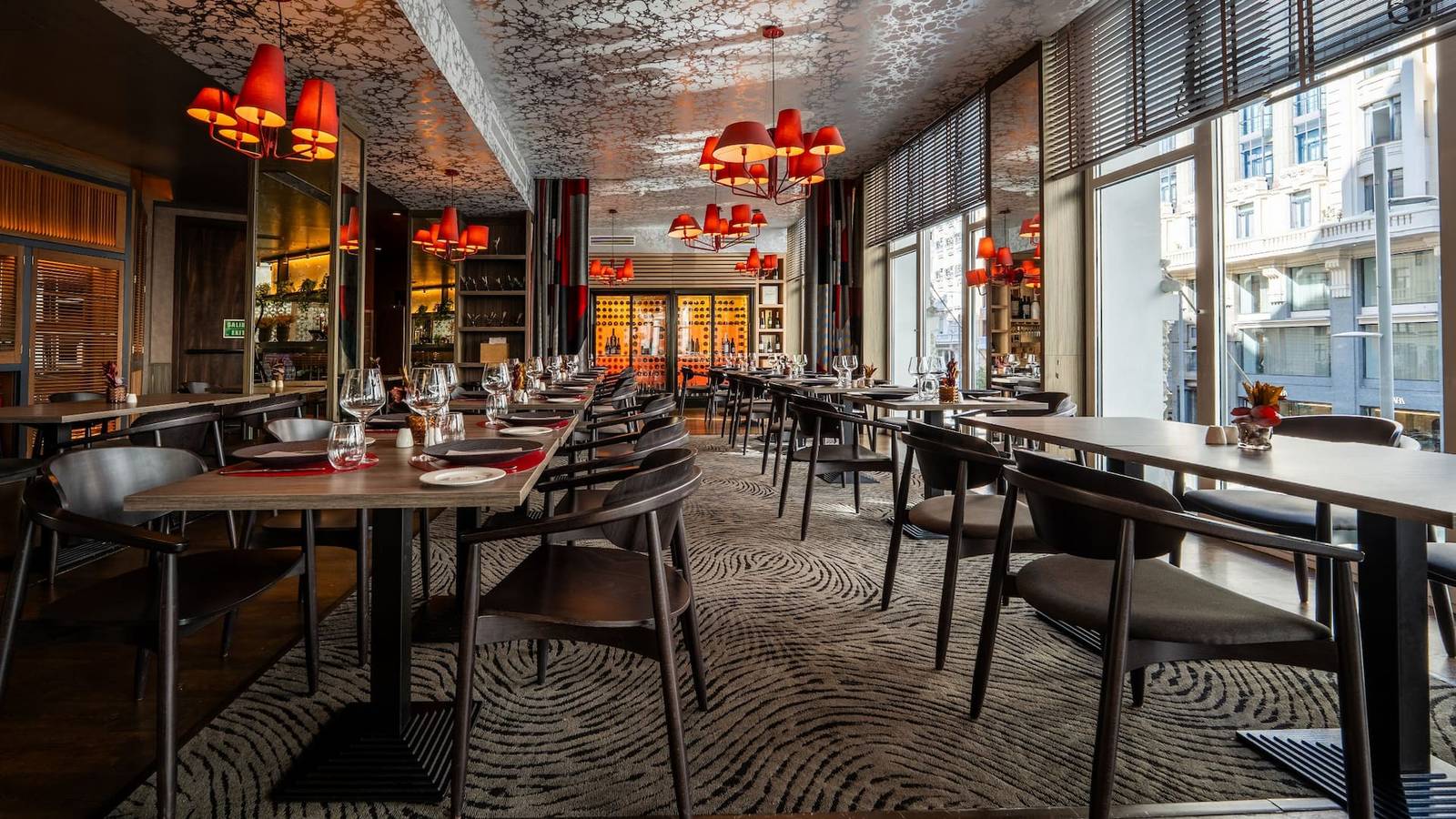 Hielo y Carbón 餐廳臨窗用餐區