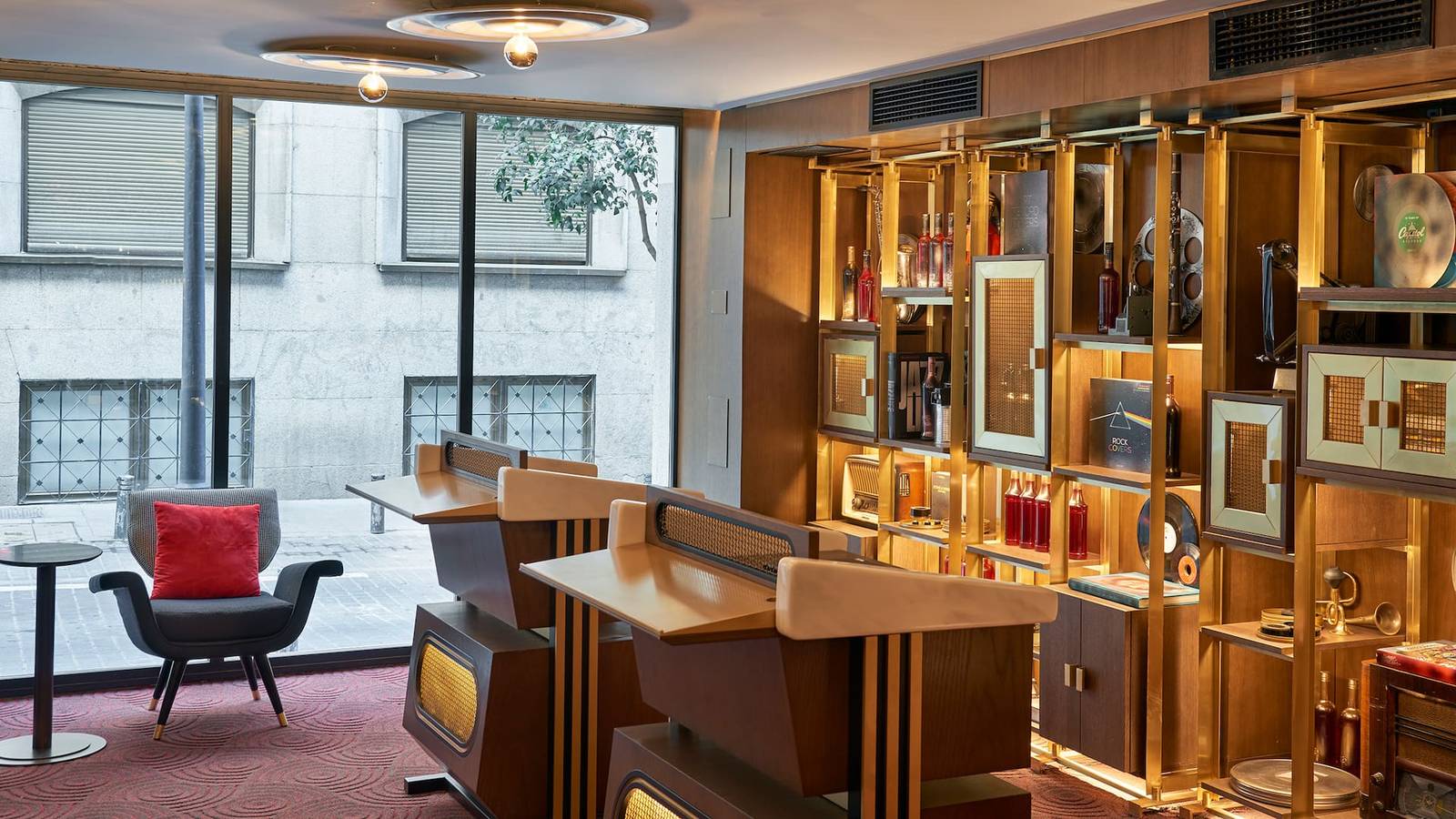 酒店一樓以老收音機與黑膠為主題的休憩角落