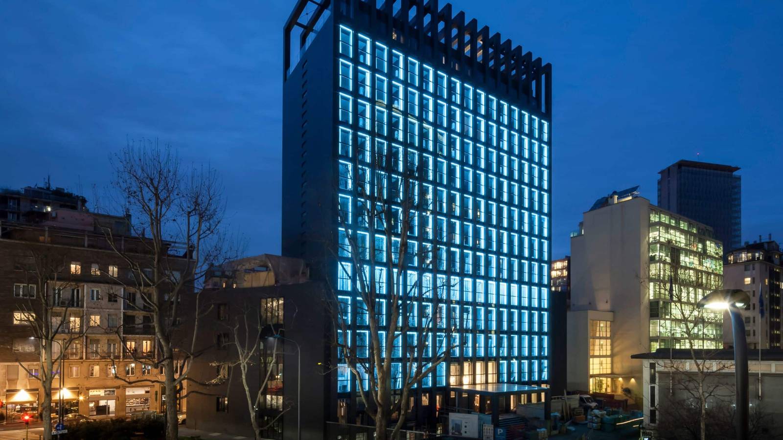 米蘭 Hyatt Centric Milan Centrale 玻璃帷幕外觀夜景