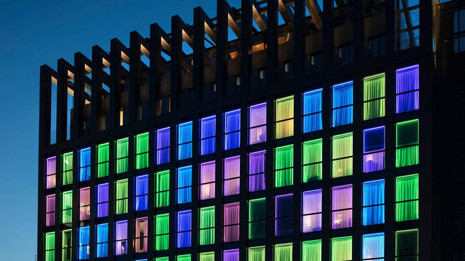 Hyatt Centric Milan Centrale 會變換色彩的玻璃立面