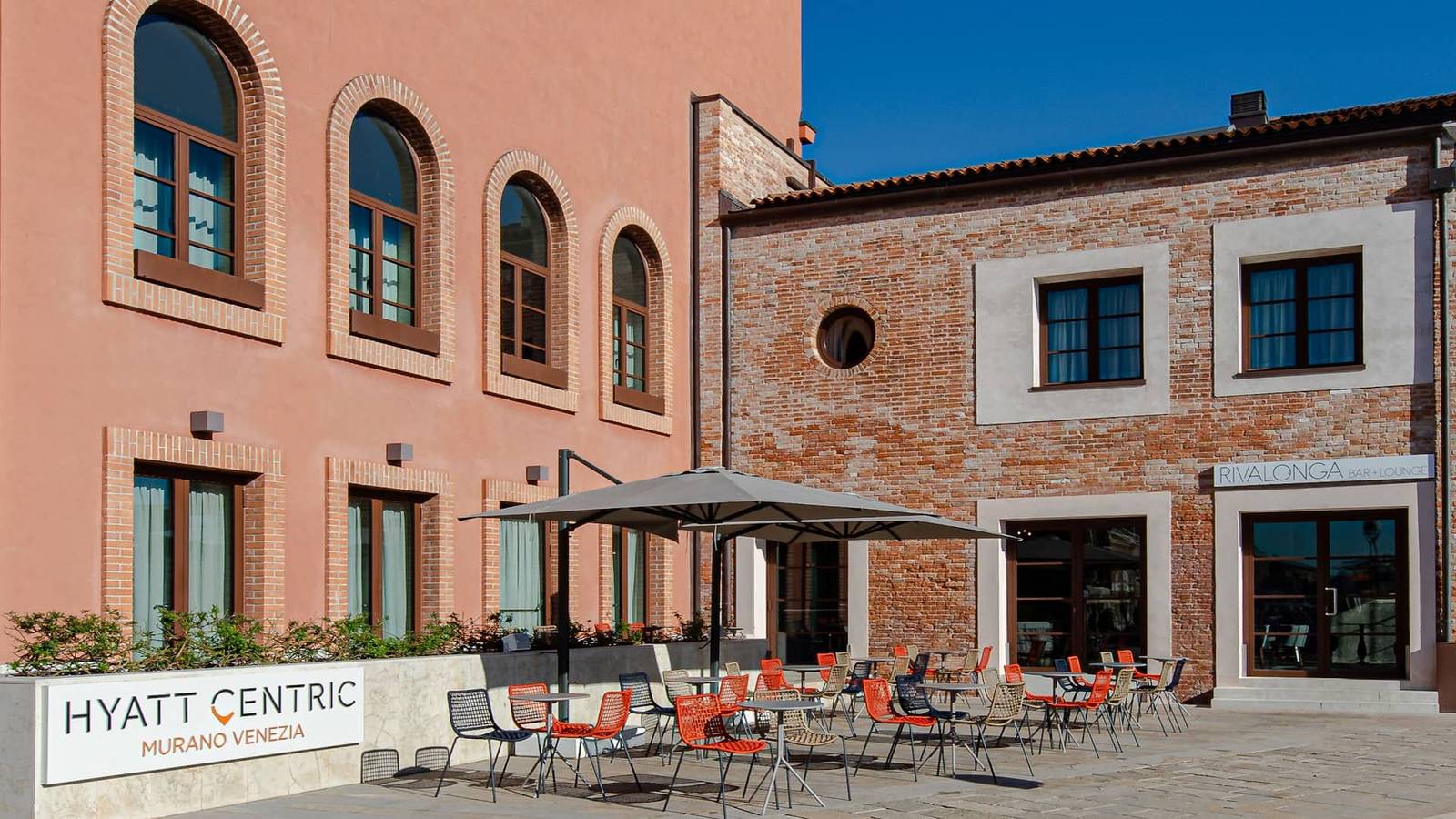 Hyatt Centric Murano Venice 酒店外觀與入口前的戶外座位