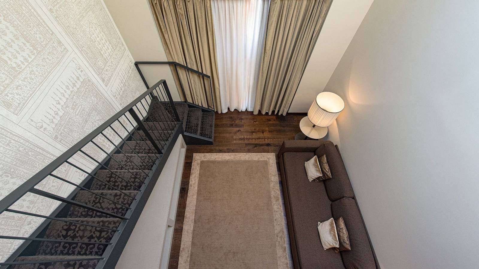 Duplex Suite 從夾層看向樓下起居區