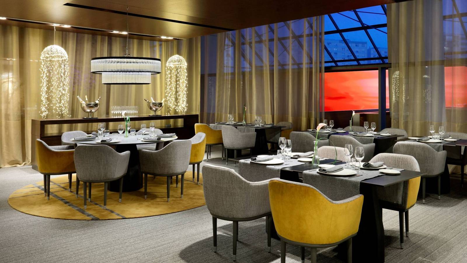 Hyatt Regency Barcelona Tower 餐廳座位區