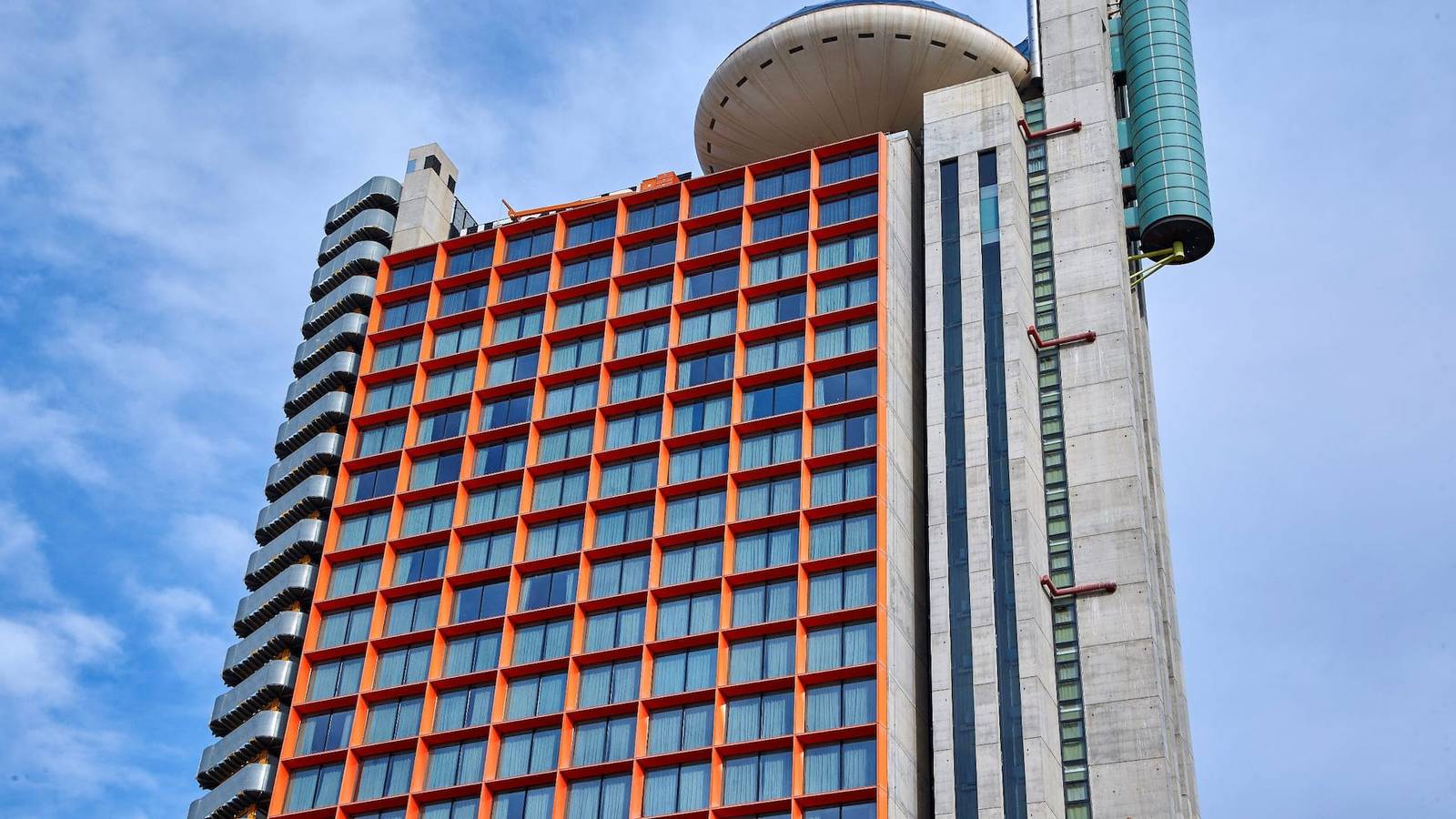 Hyatt Regency Barcelona Tower 橘色窗框外牆與頂樓圓頂