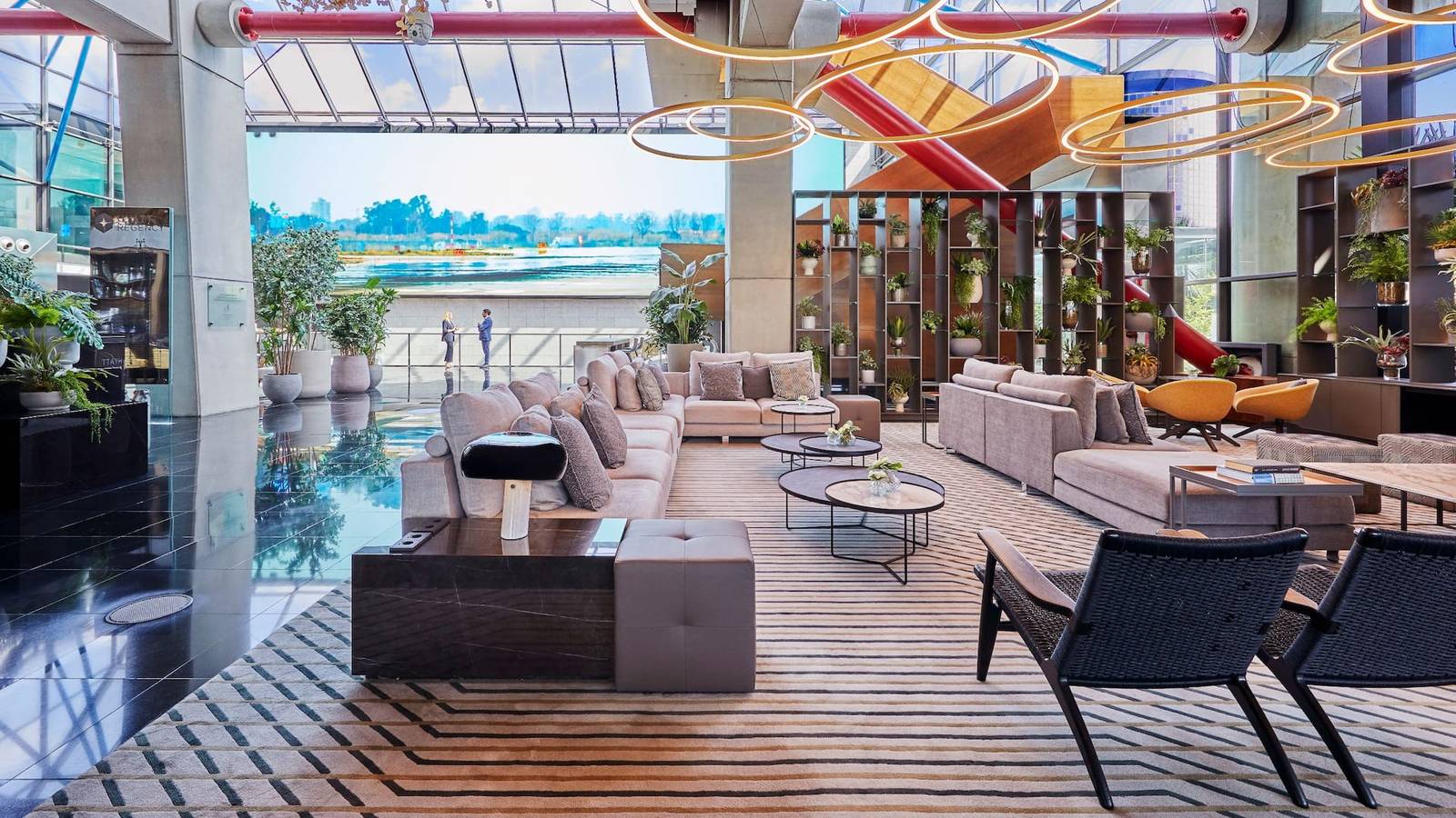 Hyatt Regency Barcelona Tower 挑高大廳休憩區