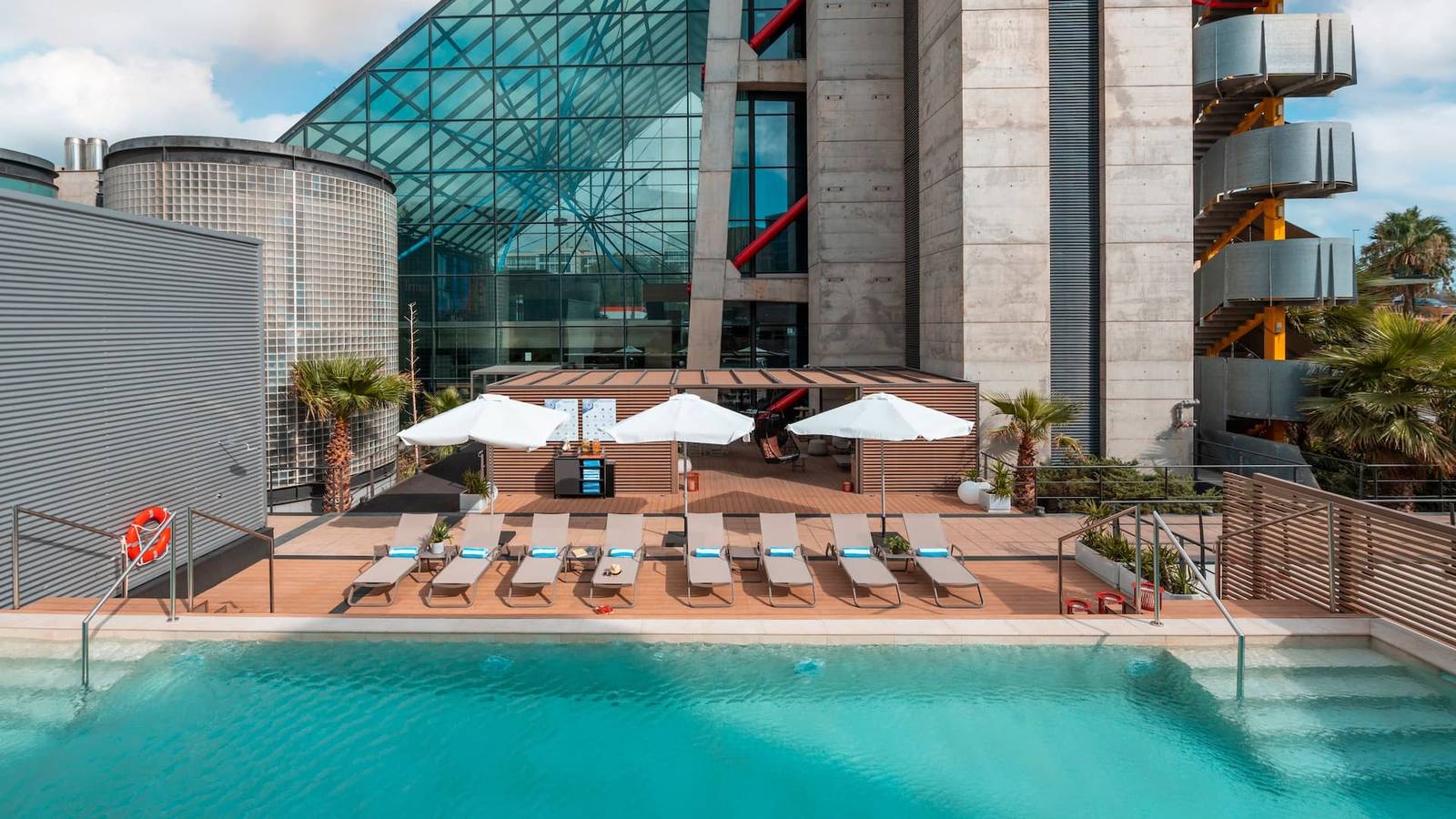 Hyatt Regency Barcelona Tower Sunset Pool 戶外泳池與躺椅