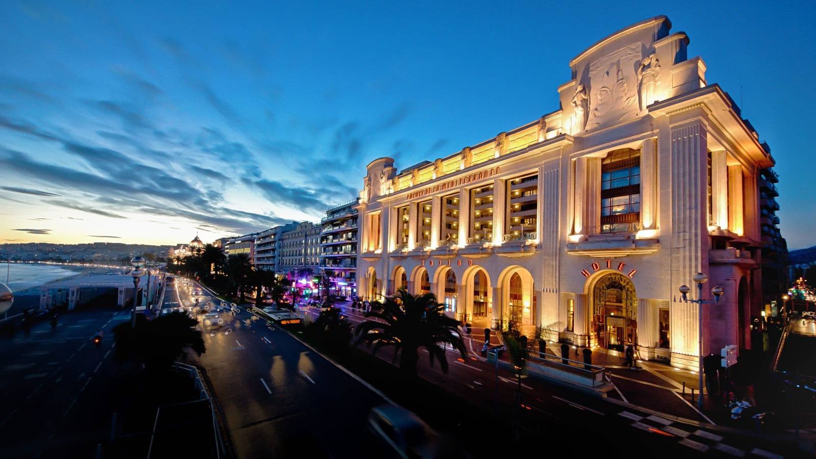 尼斯凱悅酒店面向英國人散步大道的 Art Deco 立面夜景