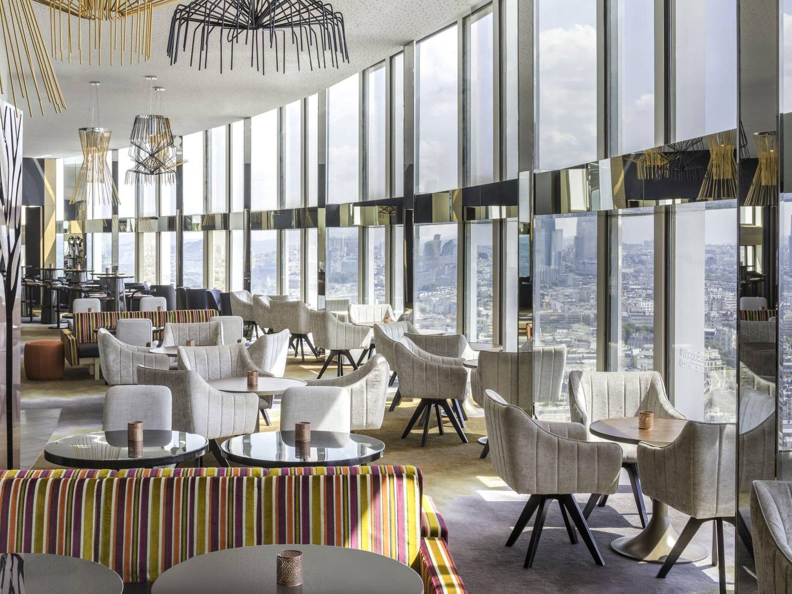 Hyatt Regency Paris Etoile  Windo Skybar 窗邊座位區